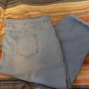 Avenue Size 32 Light Denim Capris